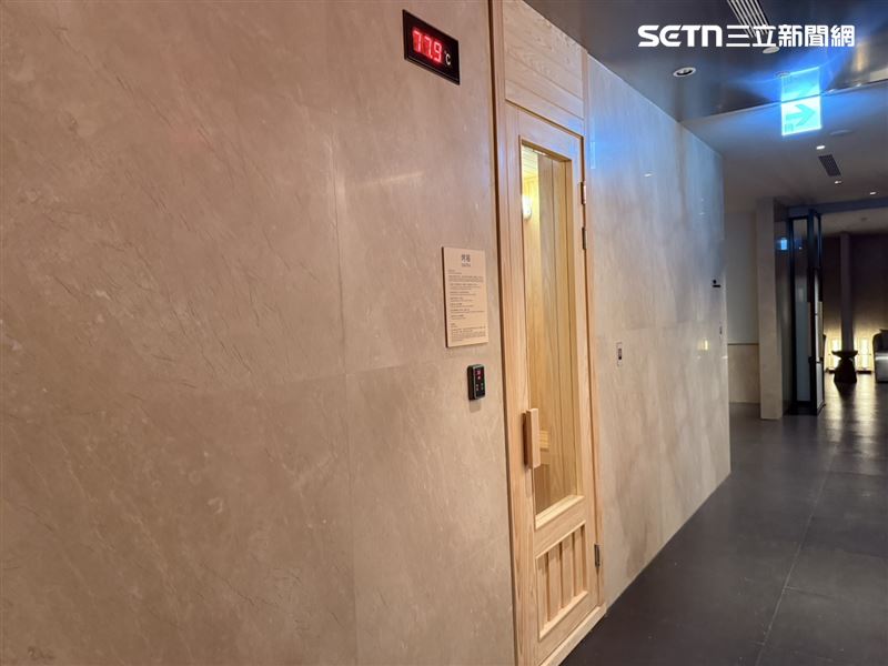 台北洲際酒店泳池休息室設有烤箱。(圖/記者李育道攝影)