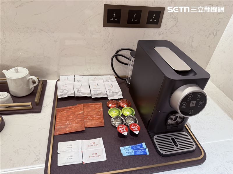 房間備品使用Nespresso膠囊咖啡機及SMEG電熱水壺。(圖/記者李育道攝影)