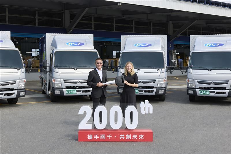 MFTBC 總裁暨執行長 Franziska Cusumano(左)致贈第 2,000 台紀念獎座予新竹物流總經理李鈺祥。(圖/FUSO提供)