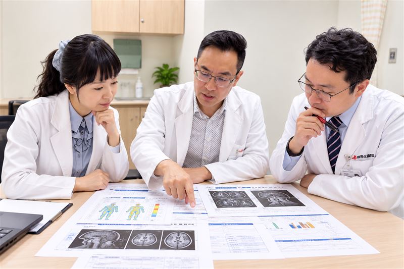 神經醫學、家醫科與中醫跨領域合作,結合「中西醫聯合評估模式」,幫虛弱患者不再頭暈疲勞。(圖/光田醫院提供)
