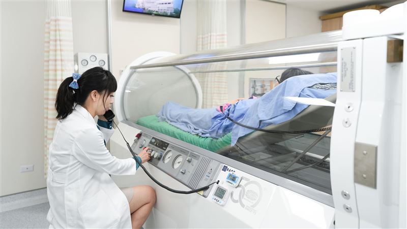 50歲女心臟術後疲倦頭暈　5療法跨界治療