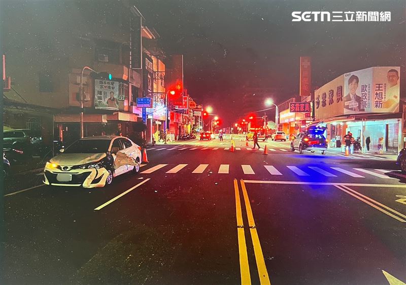 台南東區發生一起死亡車禍，目擊者拍下當時混亂狀況，86歲黃姓老翁當場死亡。（圖／翻攝畫面）