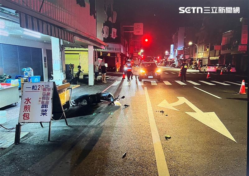 台南東區發生一起死亡車禍，目擊者拍下當時混亂狀況，86歲黃姓老翁當場死亡。（圖／翻攝畫面）