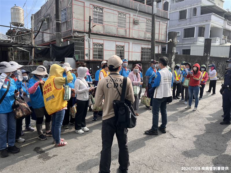 衛生單位積極動員，針對個案居住地周邊進行緊急化學防治工作、病媒蚊密度調查及環境風險評估。（圖／疾管署提供）