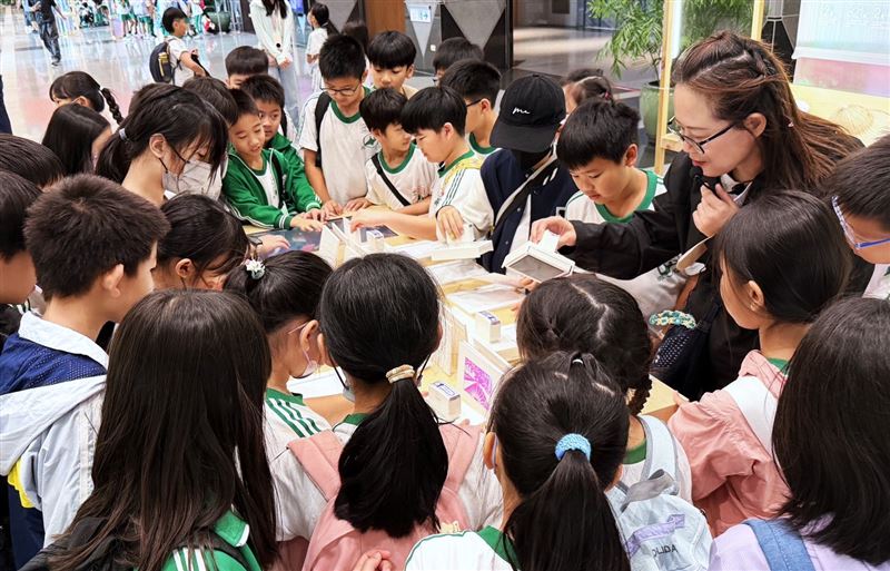 新北市「不思議的幸福」教育成果展即日起至10月18日於新北市政府一樓大廳展出。(圖/新北市政府提供)