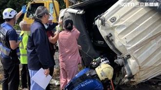 水泥車翻夾困駕駛　醫護奔現場打點滴續命