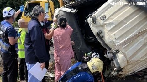 水泥車翻夾困駕駛　醫護奔現場打點滴續命