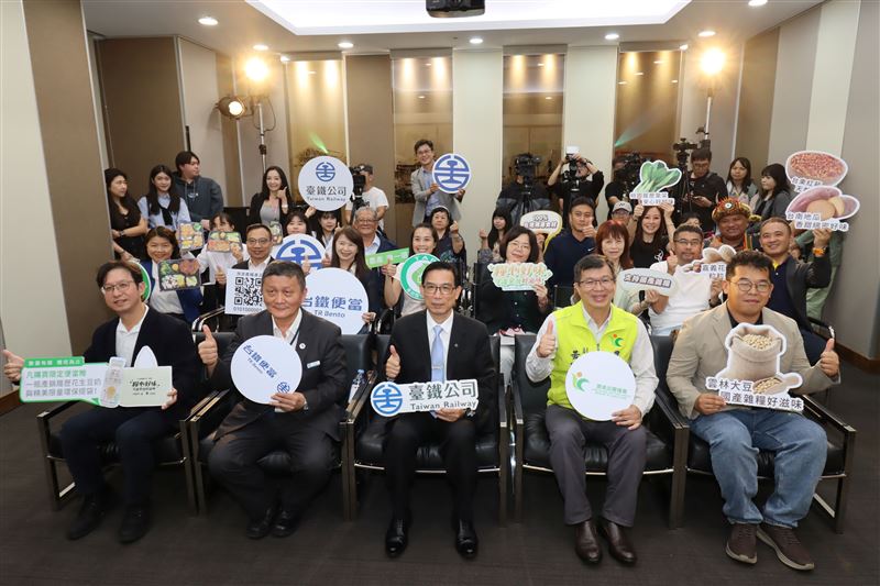 五穀豐饒慶寶島！農糧署攜手臺鐵公司推出國慶限定特色便當。（圖／農糧署提供）