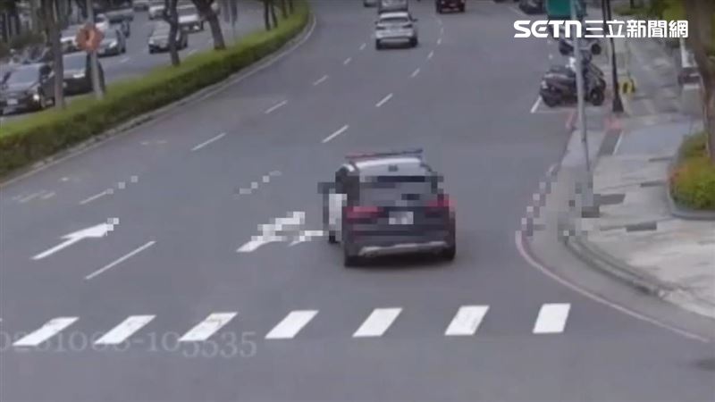 新北三重集賢路附近某工地,突然發生砸車事件,警方將涉案的3人查緝到案。(圖/翻攝畫面)