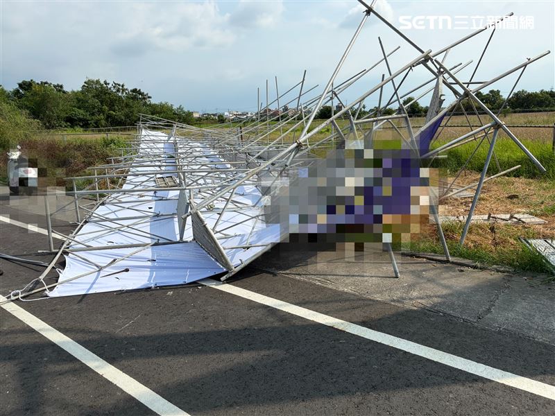 撐起看板的鷹架幾乎對折,已經無法辨識原貌。(圖/翻攝畫面)