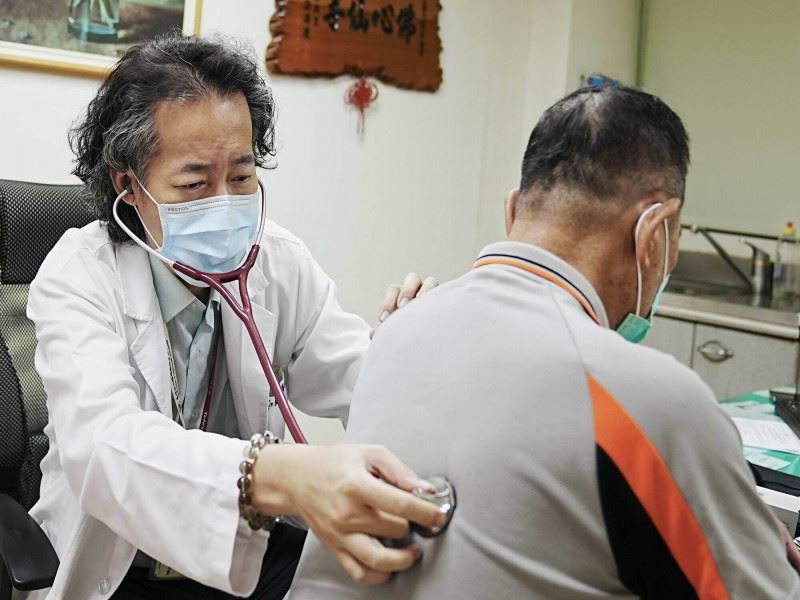 醫師提醒,不明原因上腹痛,可能是心肌梗塞非典型症狀,應就醫檢查以免延誤治療時機。(圖/秀傳醫院提供)