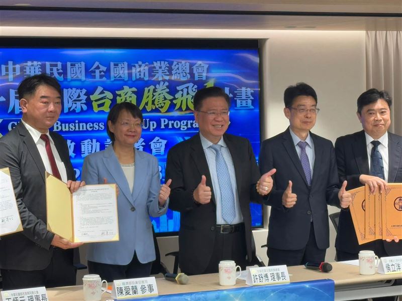 商總正式啟動國際台商騰飛計畫,結合三資服務與海外信保最高200萬美元融資協助,並計畫攜手日企在美日打造Taiwan Town,帶領台灣餐飲與服務業隨科技大廠集體出海。(圖/記者師瑞德攝影)