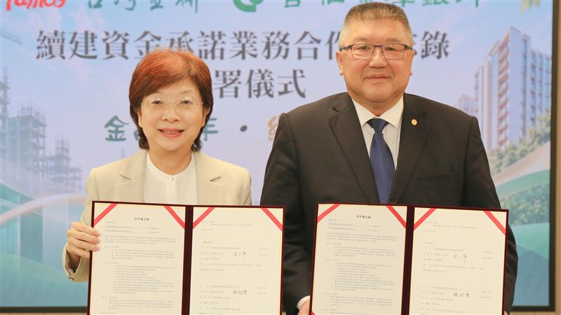 台灣金聯董事長宮文萍(左)今日與合庫銀行董事長林衍茂(右)簽署《續建資金承諾業務合作意向書》。(圖/台灣金聯提供)