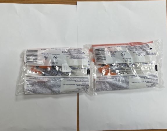 警方查扣相關醫美針劑等醫療用品。(圖/翻攝畫面)