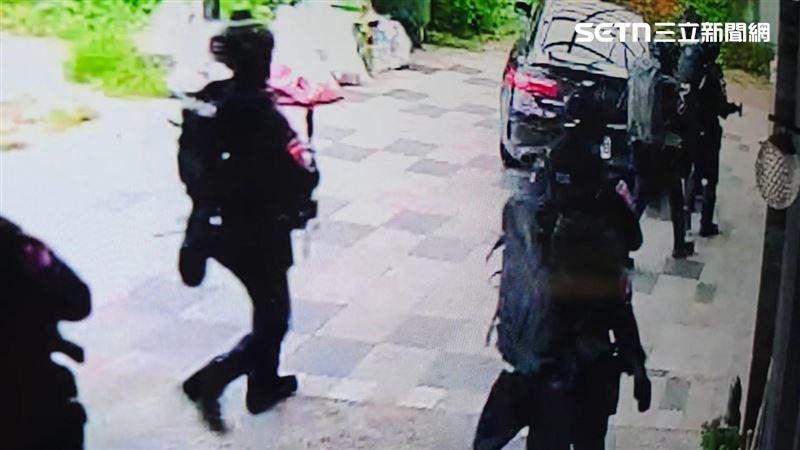 刑事局跨轄前往花蓮查緝詐騙機房,出動80多名警察攻堅,未料驚見早已人去樓空,詐騙集團落跑閃人,現場只剩1台桌機電腦。(圖/翻攝畫面)
