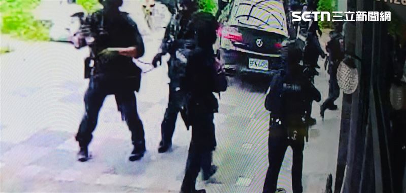 刑事局跨轄前往花蓮查緝詐騙機房,出動80多名警察攻堅,未料驚見早已人去樓空,詐騙集團落跑閃人,現場只剩1台桌機電腦。(圖/翻攝畫面)