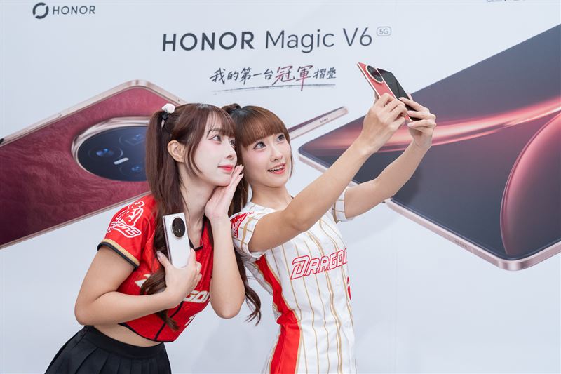 HONOR Magic V6於官方通路加碼NT$6,000郵政禮金，購機最高享近五萬元回饋。（圖／HONOR提供）