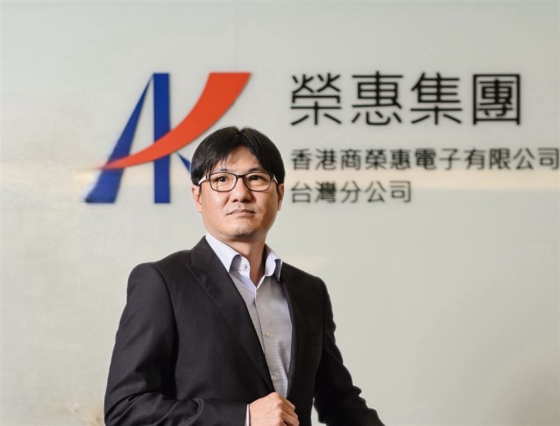 AI液冷供應商榮惠-KY（6924）公布9月營收達2.92億元，月增20.5%、年增141.5%，第3季營收達7.2億元，季增39.9%、年增80.3%，單月與單季營收雙創歷史新高；受惠AI液冷業務進入放量期及CDU出貨暢旺，前9月AI伺服器產品營收占比攀升至11.4%。圖為榮惠-KY董事長劉世璘。（圖／榮惠提供）
