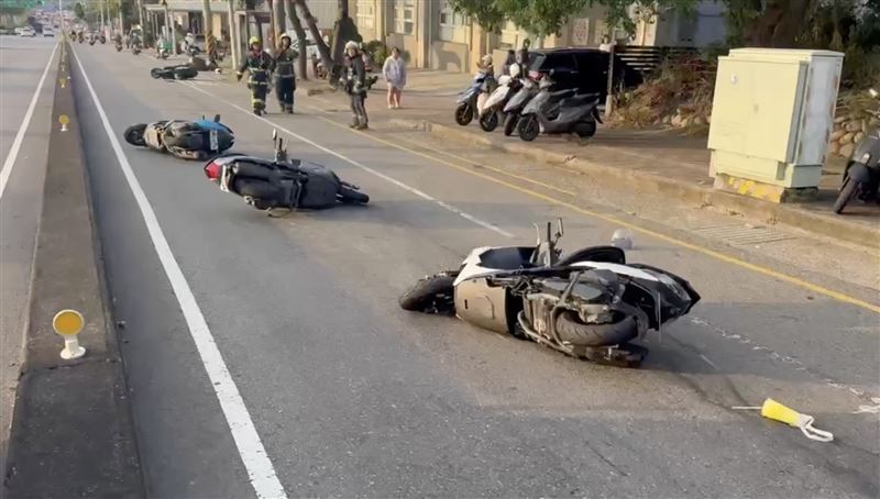 5輛機車行經台灣大道七段時發生追撞，共造成6人受傷送醫。（圖／翻攝畫面）