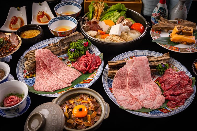 台北橋山推出全台首創「溫體牛雙饗宴」，能一次品嚐溫體牛、日本和牛雙重美味。(圖／二本松餐飲集團提供)