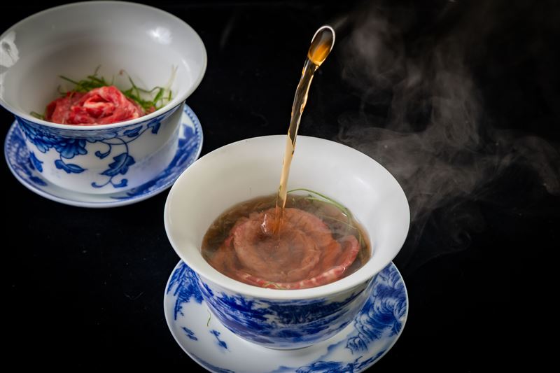 湯品「玉露手沖台灣溫體牛」5分熟口感最佳。(圖／二本松餐飲集團提供)