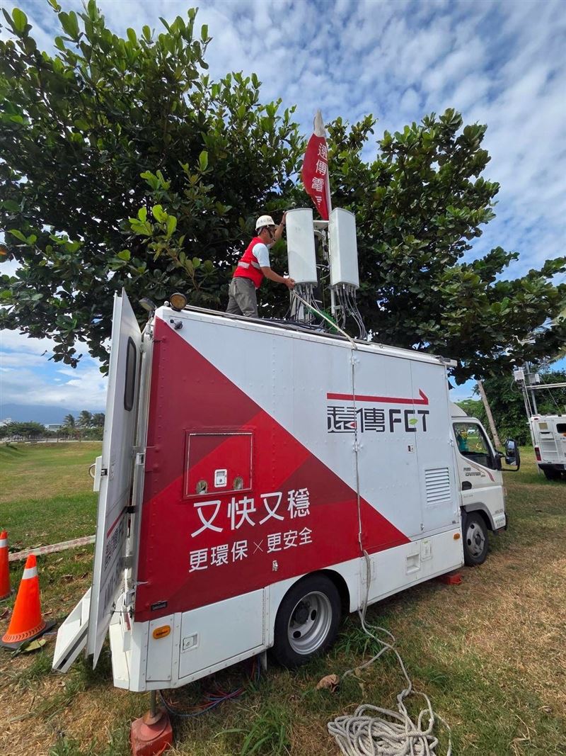 遠傳提前完成國慶活動網路擴充，部署行動通訊車、擴充基地台容量、基地台參數優化作業，整體增加24萬用戶網路容量，同時安排百名人次工程團隊支援各活動場域通訊需求。（圖／電信業者提供）