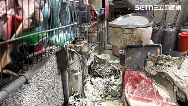 台東市和平街某餃子館,疑似發生瓦斯氣爆事件,3名傷者被送往馬偕醫院救治。(圖/翻攝畫面)