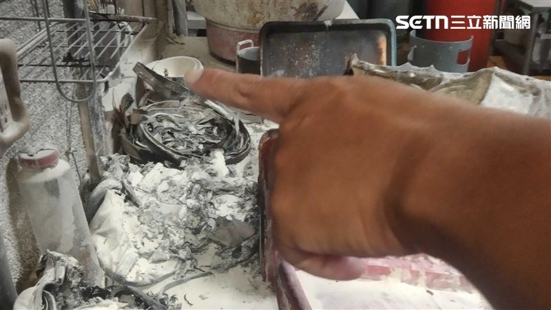 台東市和平街某餃子館,疑似發生瓦斯氣爆事件,3名傷者被送往馬偕醫院救治。(圖/翻攝畫面)