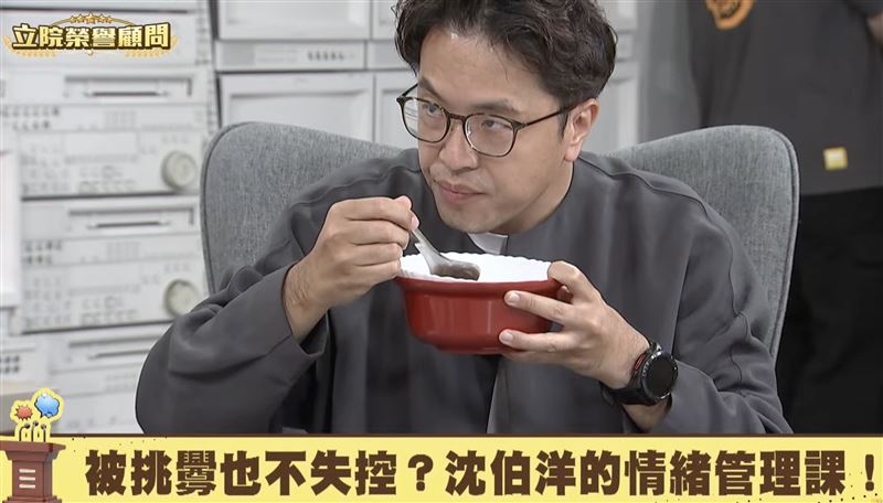 品嚐台南牛肉湯，沈伯洋喝得相當開心，大讚好喝。（圖／翻攝自94要客訴YT）
