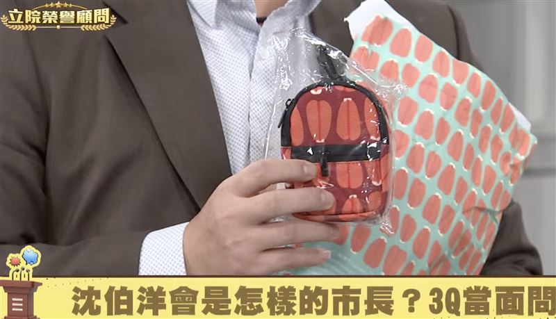 陳柏惟送烏魚子錢包和陪伴自己當選立委的必勝御守給沈伯洋。（圖／翻攝自94要客訴YT）