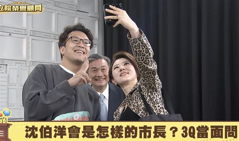 主持人許貴雅、立委王定宇與沈伯洋開心自拍。（圖／翻攝自94要客訴YT）