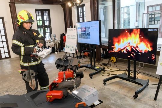 現場實際展示及操作搭載英飛凌AI消防之眼暨智慧消防平台的消防機器人。(圖/群萃公關提供)