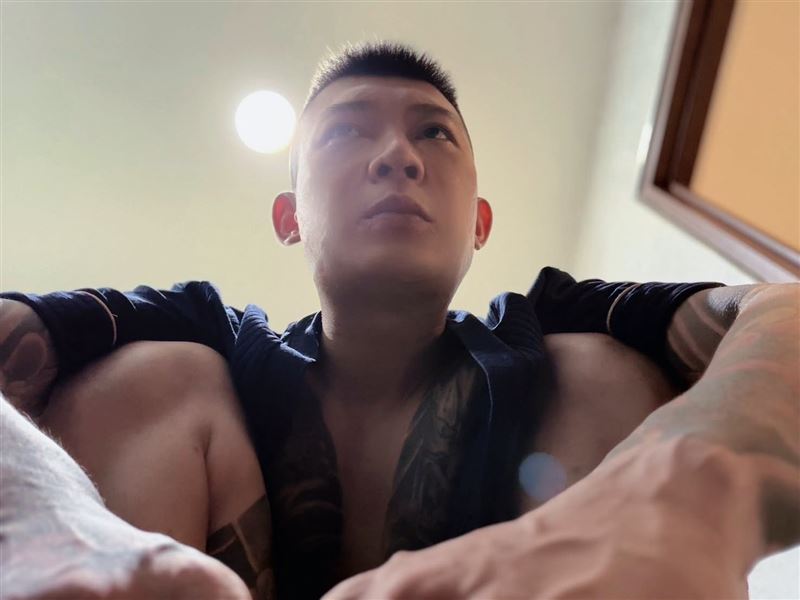鳳梨自爆非常羨慕能坐著上廁所的人,因為每次使用坐式馬桶都會沾到裡面的水。(圖/翻攝自鳳梨臉書)