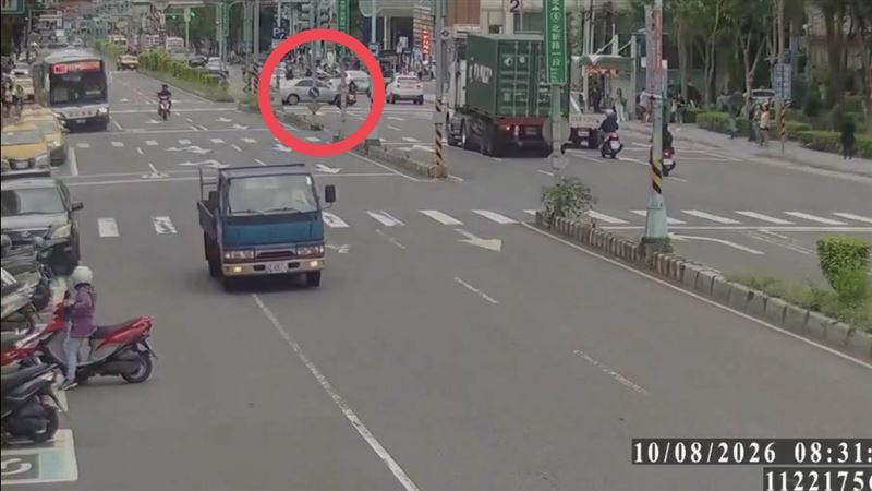 機車與汽車碰撞瞬間。(圖/翻攝畫面)