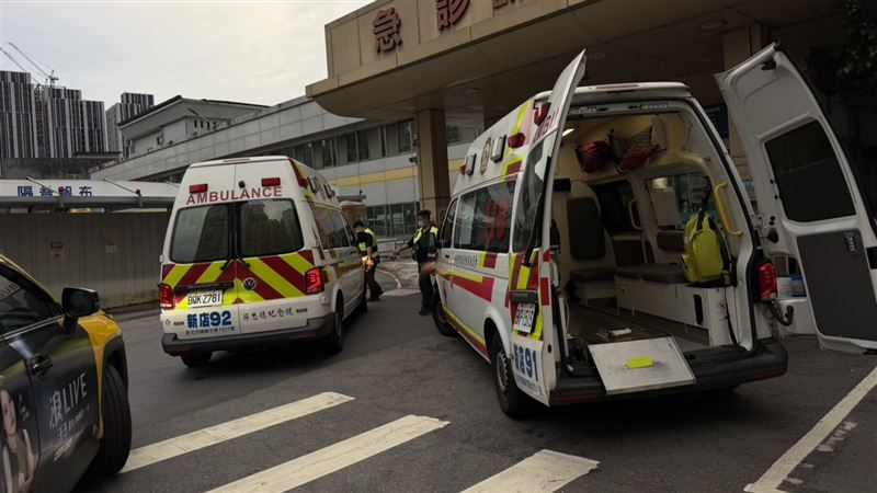 機車女騎士跟載著的兒子送往新店耕莘醫院急救。(圖/翻攝畫面)