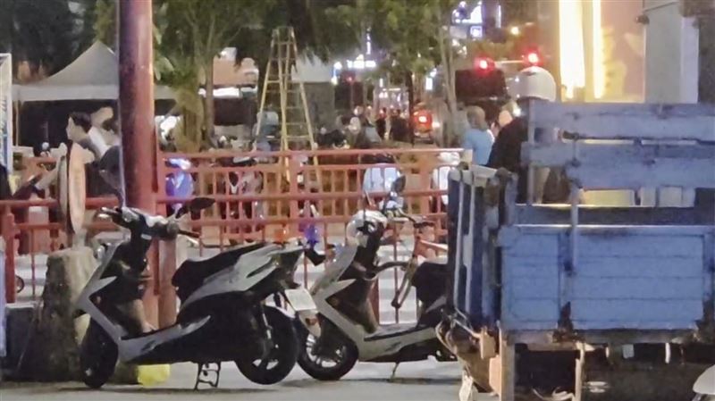 花蓮「東大門夜市」驚傳有人持刀揮舞，警方將涉案的33歲李姓男子逮捕到案。（圖／翻攝畫面）