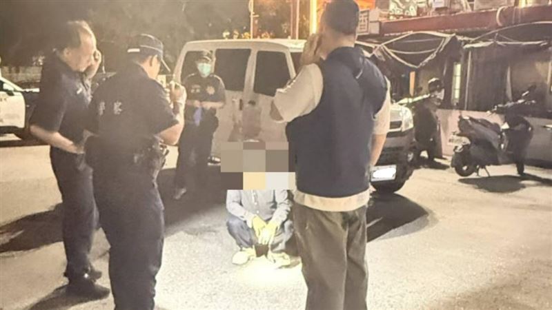 花蓮「東大門夜市」驚傳有人持刀揮舞，警方將涉案的33歲李姓男子逮捕到案。（圖／翻攝畫面）