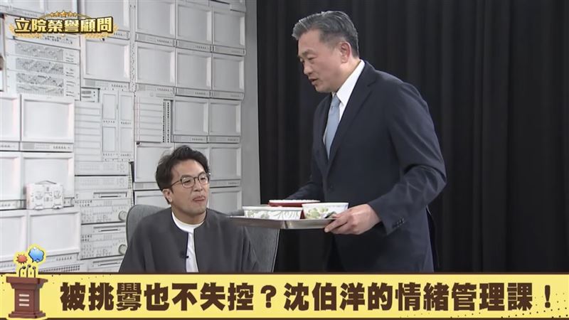 王定宇清晨五點半親赴台南關廟菜市場口的「阿昌牛肉湯」,提領剛出爐的溫體牛肉、特製湯頭與靈魂沾醬,送至直播現場為沈伯洋補身體。(圖/翻攝自94要客訴YouTube)
