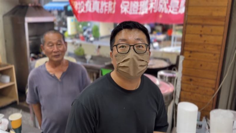 阿昌牛肉湯的老闆父子也特地錄製影片向沈伯洋加油打氣,溫暖地邀請 Puma 有空多到關廟走走。(圖/翻攝自王定宇YouTube)