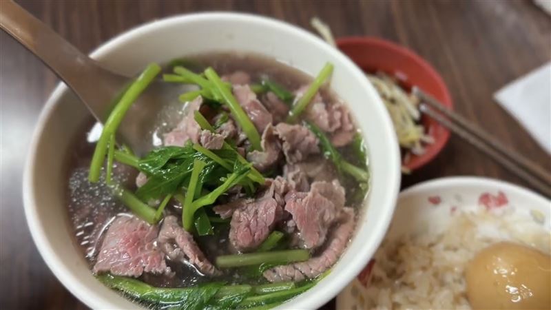 阿昌牛肉湯的老闆父子也特地錄製影片向沈伯洋加油打氣,溫暖地邀請 Puma 有空多到關廟走走。(圖/翻攝自王定宇YouTube)