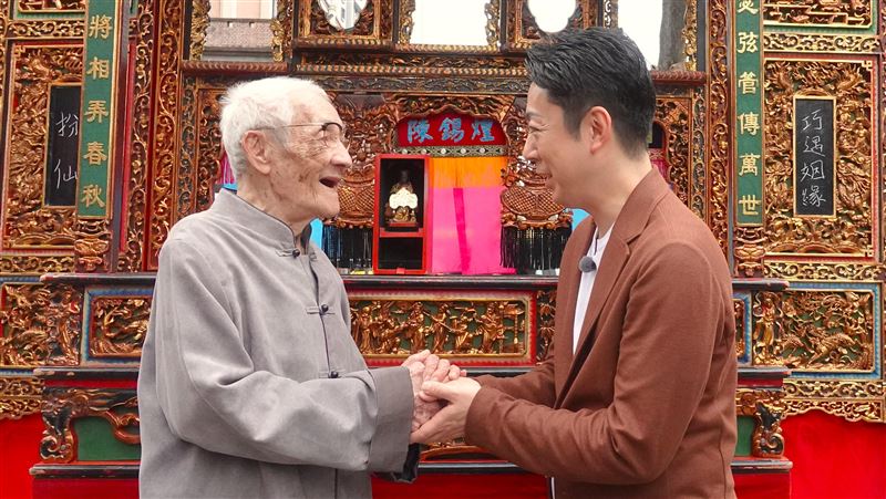 尾上父子前往拜會95歲的布袋戲大師陳錫煌(左),迎來令人動容的相遇。(圖/TaiwanPlus提供)