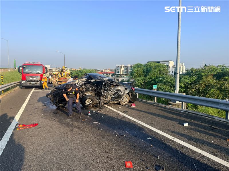 國道6號發生嚴重自撞車禍,1名男子彈飛車外,頭部重創送醫不治。(圖/翻攝畫面)