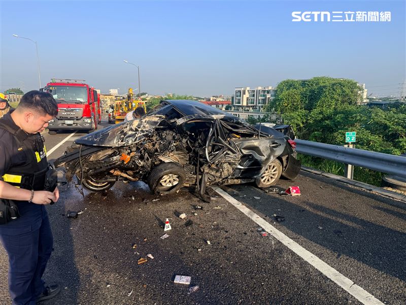 國道6號發生嚴重自撞車禍,1名男子彈飛車外,頭部重創送醫不治。(圖/翻攝畫面)