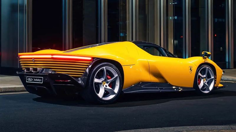 這輛Daytona SP3選用黃車身搭配紅色內裝。(圖/翻攝RM Sotheby’s網站)