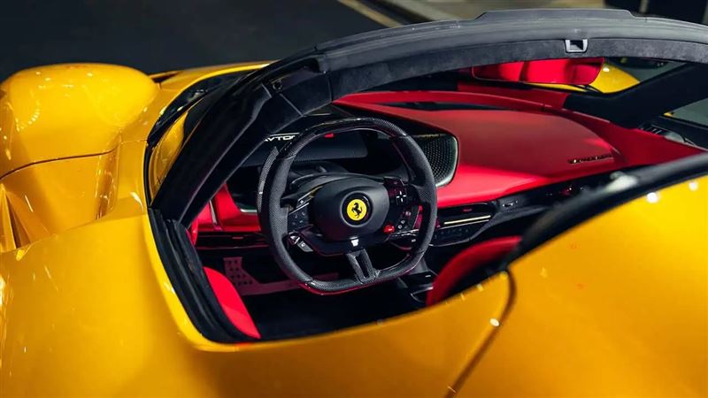 內裝選用標誌性的紅色。(圖/翻攝RM Sotheby’s網站)