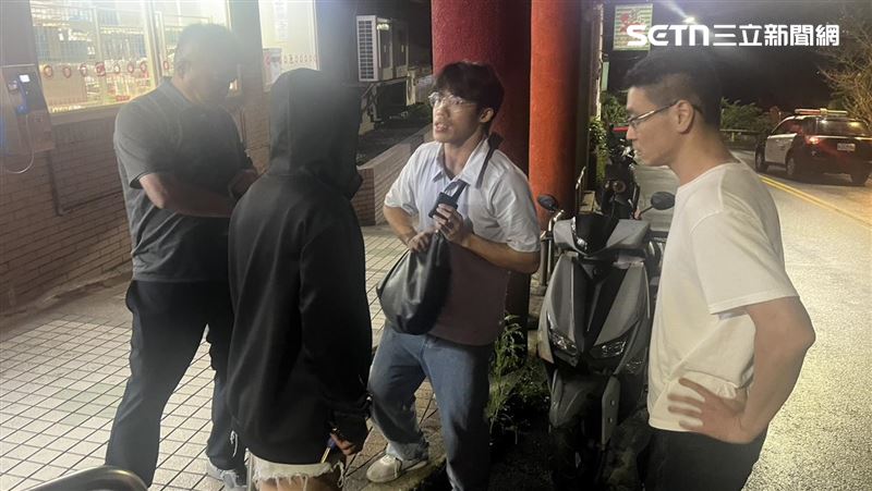 陳姓嫌犯身穿帽T背對鏡頭,同樣在基隆落網。(圖/翻攝畫面)