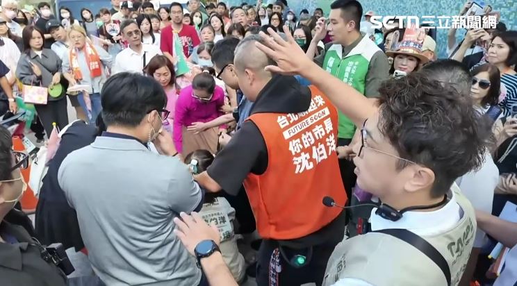 沈伯洋指揮現場空出通道,讓空氣能夠流通(圖/翻攝畫面)