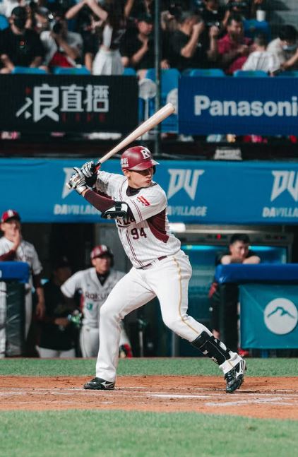 樂天桃猿選手馬傑森在9、10月出賽27場敲出35支安打,各項打擊數據創下生涯新高。(圖/翻攝自IG @jak05.15)