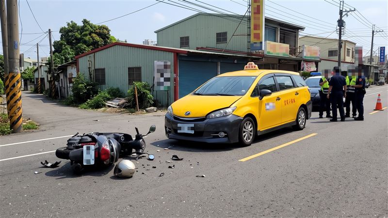 姓計程車司機今年載客高鐵站途中,因超速行駛,撞擊衝出巷子的騎士,導致對方全身多處骨折重傷身亡。(示意圖/AI製圖)