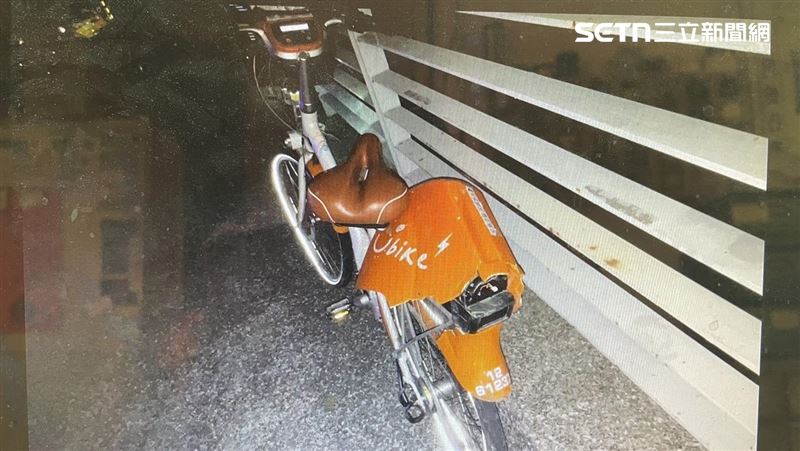 腳踏車嚴重變形,不難想像當時撞擊力道有多大。(圖/翻攝畫面)